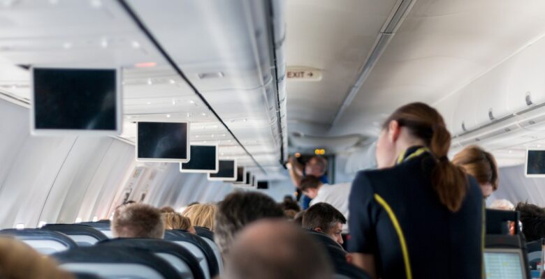 Découvrez le métier d'hôtesse de l'air et les responsabilités qui lui incombent : accueillir les passagers, assurer la sécurité à bord, gérer les situations d'urgence et garantir un voyage confortable. Une opportunité de voyager et de rencontrer des gens de tous horizons. Rejoignez l'équipe d'une compagnie aérienne et vivez une expérience professionnelle unique.